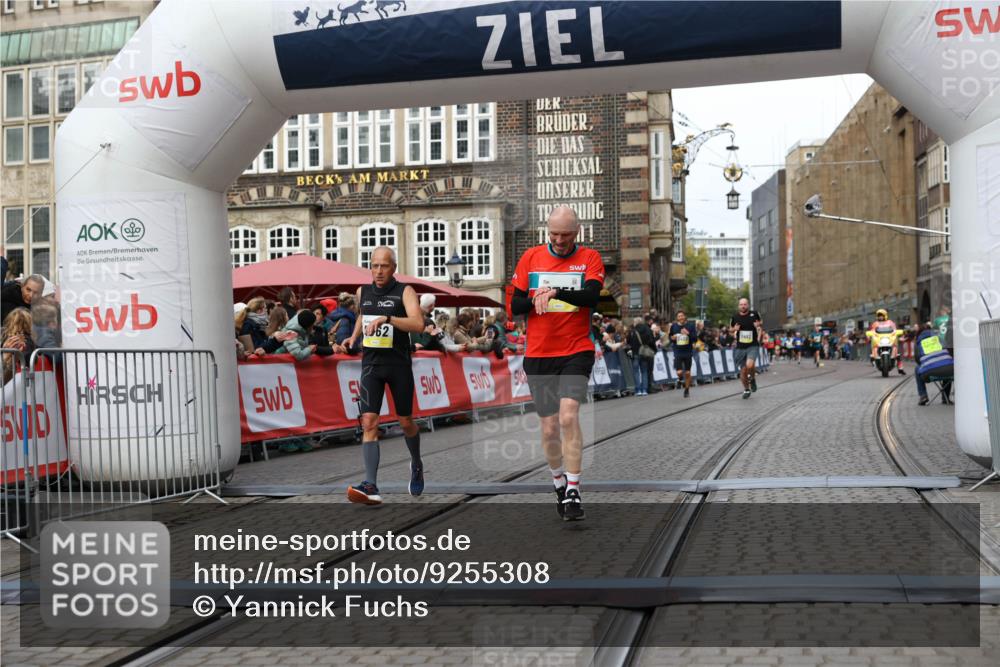 05.10.2025 - 20. swb-Marathon Bremen Yannick Fuchs http://msf.ph/oto/9255308 05.10.2025 10:46:22 Ziel 9351, 9362, 11446 meine-sportfotos.de