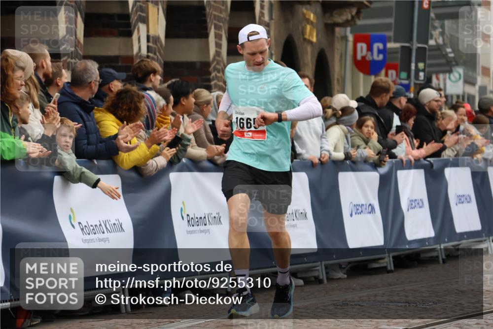 05.10.2025 - 20. swb-Marathon Bremen Strokosch-Dieckow http://msf.ph/oto/9255310 05.10.2025 12:53:32 Ziel 1221, 1665, 2940, 8341 meine-sportfotos.de