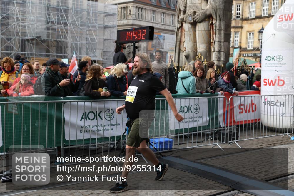 05.10.2025 - 20. swb-Marathon Bremen Yannick Fuchs http://msf.ph/oto/9255314 05.10.2025 11:15:21 Ziel 10984, 11293, 11635 meine-sportfotos.de