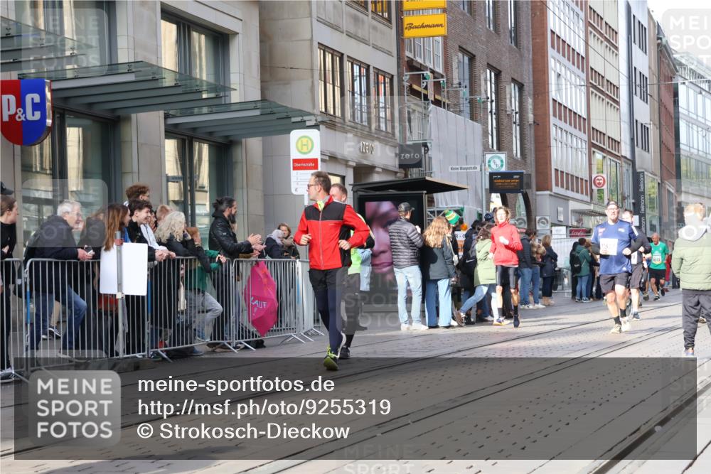 05.10.2025 - 20. swb-Marathon Bremen Strokosch-Dieckow http://msf.ph/oto/9255319 05.10.2025 10:57:10 Ziel 7101, 9000, 9215, 9260, 9292, 9309, 9372, 9450, 9550, 9585, 9625, 9747, 9844, 9904, 9914, 9943, 9947, 9962, 10139, 10169, 10225, 10250, 10281, 10329, 10367, 10555, 10645, 10657, 10694, 10739, 10754, 10950, 11015, 11352, 11360, 11583, 11606, 7101, 9000, 9215, 9260, 9292, 9309, 9372, 9450, 9550, 9585, 9625, 9747, 9844, 9904, 9914, 9943, 9947, 9962, 10139, 10169, 10225, 10250, 10281, 10329, 10367, 10555, 10645, 10657, 10694, 10739, 10754, 10950, 11015, 11606 meine-sportfotos.de