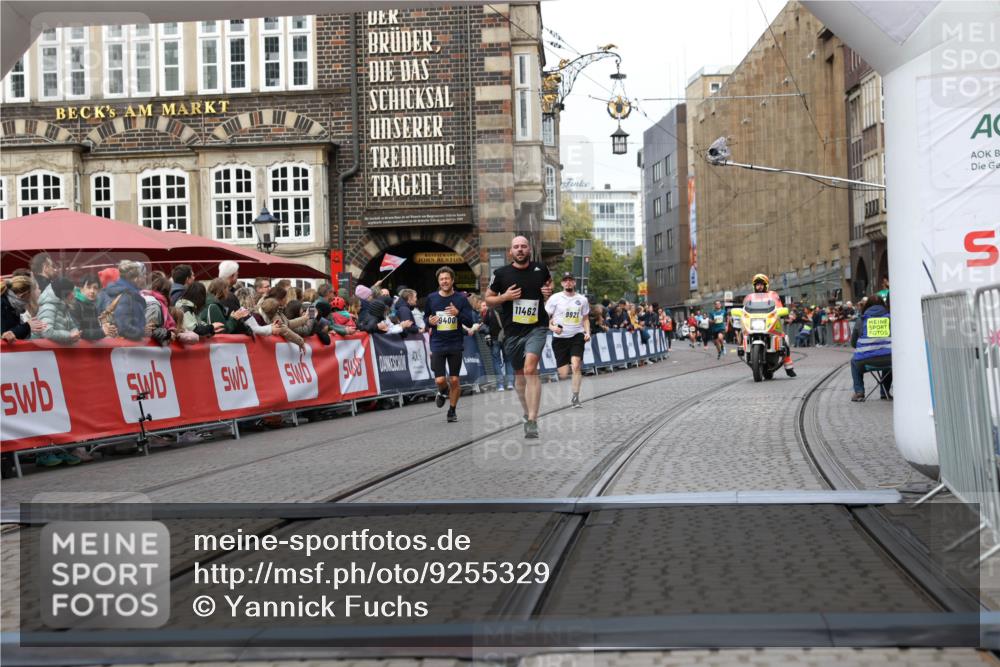05.10.2025 - 20. swb-Marathon Bremen Yannick Fuchs http://msf.ph/oto/9255329 05.10.2025 10:46:25 Ziel 9351, 9362, 9400, 9921, 11462 meine-sportfotos.de