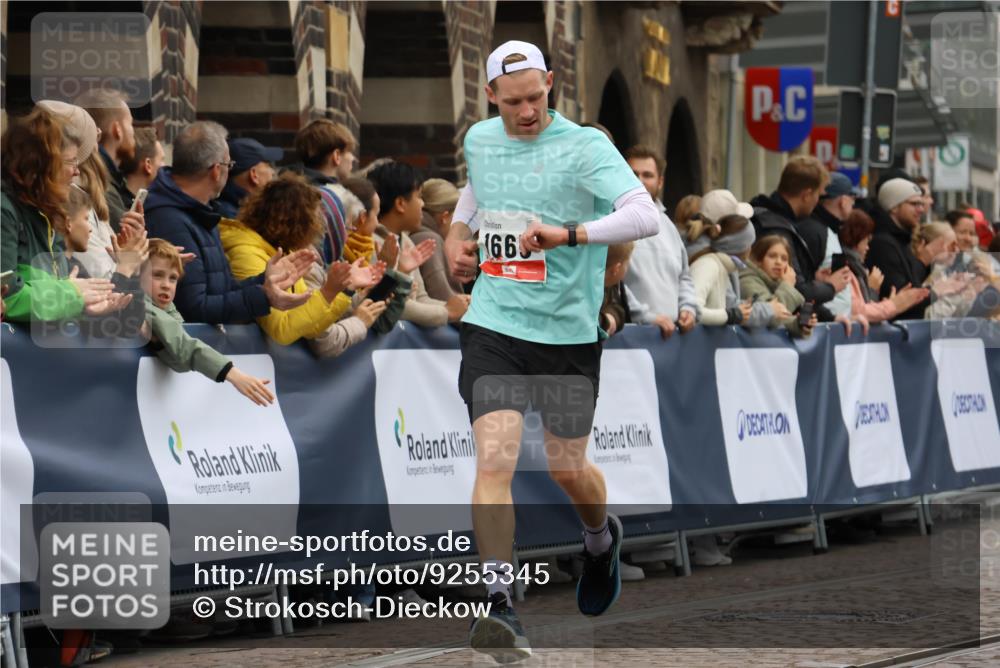 05.10.2025 - 20. swb-Marathon Bremen Strokosch-Dieckow http://msf.ph/oto/9255345 05.10.2025 12:53:32 Ziel 1221, 1665, 2940, 8341 meine-sportfotos.de