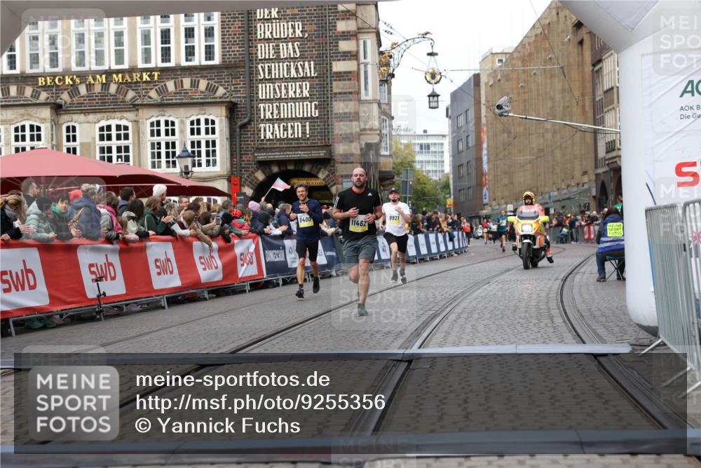 05.10.2025 - 20. swb-Marathon Bremen Yannick Fuchs http://msf.ph/oto/9255356 05.10.2025 10:46:25 Ziel 9351, 9362, 9400, 9921, 11462 meine-sportfotos.de