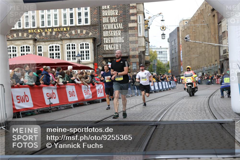 05.10.2025 - 20. swb-Marathon Bremen Yannick Fuchs http://msf.ph/oto/9255365 05.10.2025 10:46:26 Ziel 9351, 9362, 9400, 9921, 11462 meine-sportfotos.de