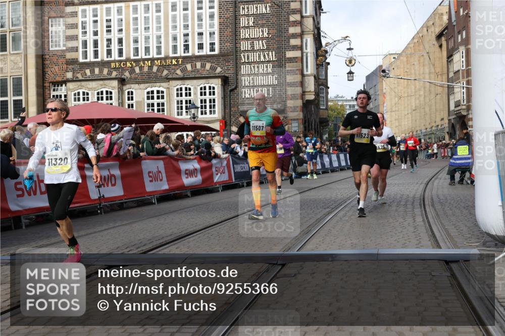 05.10.2025 - 20. swb-Marathon Bremen Yannick Fuchs http://msf.ph/oto/9255366 05.10.2025 10:55:06 Ziel 9427, 9475, 9570, 9791, 10231, 10609, 11320, 11373, 11470, 11507, 11523 meine-sportfotos.de