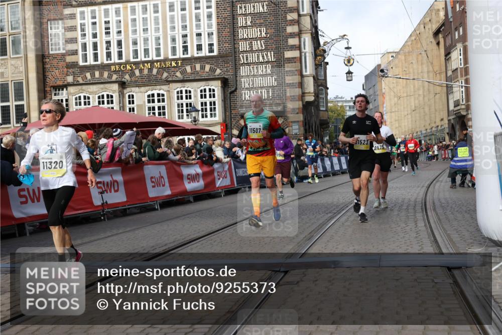 05.10.2025 - 20. swb-Marathon Bremen Yannick Fuchs http://msf.ph/oto/9255373 05.10.2025 10:55:06 Ziel 9427, 9475, 9570, 9791, 10231, 10609, 11320, 11373, 11470, 11507, 11523 meine-sportfotos.de