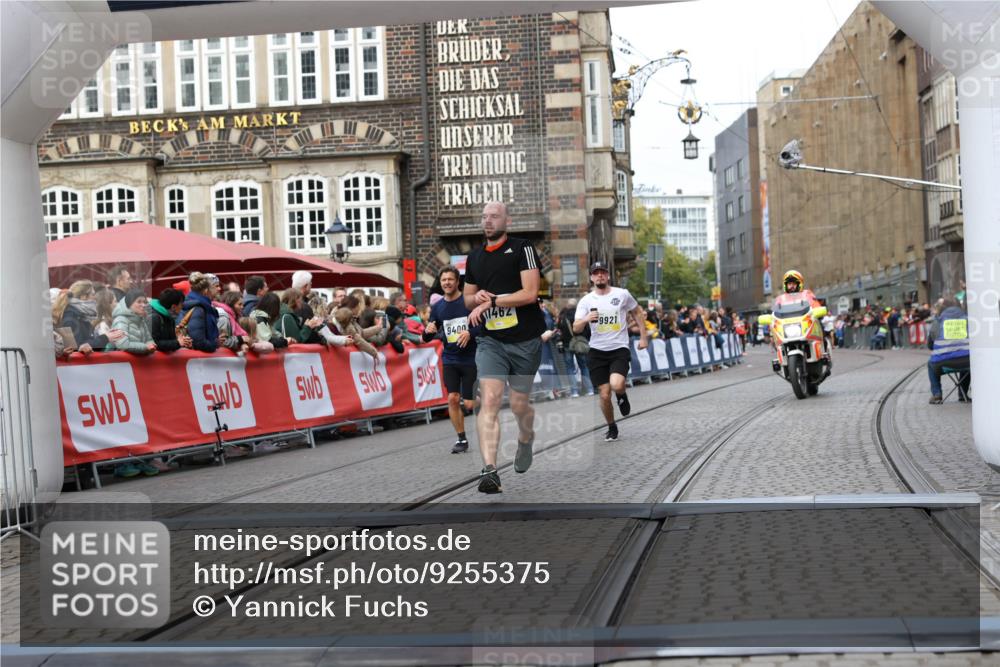 05.10.2025 - 20. swb-Marathon Bremen Yannick Fuchs http://msf.ph/oto/9255375 05.10.2025 10:46:26 Ziel 9351, 9362, 9400, 9921, 11462 meine-sportfotos.de