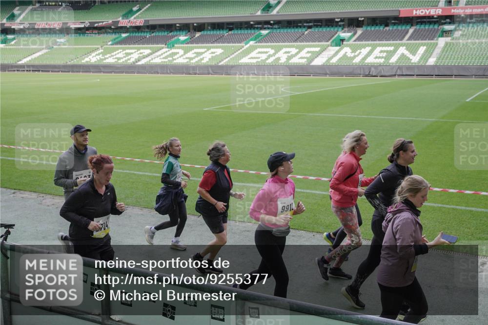 05.10.2025 - 20. swb-Marathon Bremen Michael Burmester http://msf.ph/oto/9255377 05.10.2025 10:43:22 Laufen im Stadion 9185, 9288, 9380, 9476, 9493, 9526, 9561, 9664, 9675, 9726, 9731, 9732, 9734, 9736, 9760, 9784, 9806, 9822, 9823, 9826, 9848, 9861, 9867, 9895, 9912, 10074, 10146, 10183, 10288, 10315, 10316, 10320, 10399, 10433, 10435, 10491, 10512, 10515, 10552, 10596, 10849, 10861, 10962, 10969, 11030, 11073, 11083, 11113, 11157, 11161, 11170, 11215, 11240, 11242, 11285, 11331, 11404, 11536, 8225, 9212, 9276, 9481, 9945, 9972 meine-sportfotos.de