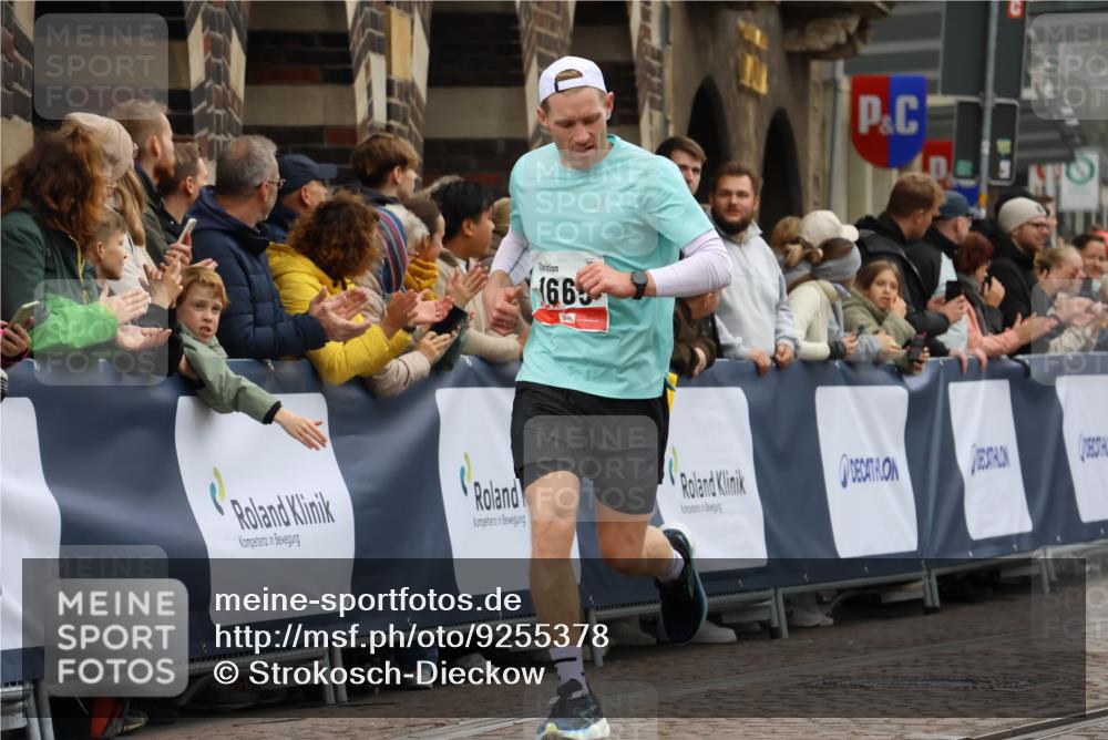 05.10.2025 - 20. swb-Marathon Bremen Strokosch-Dieckow http://msf.ph/oto/9255378 05.10.2025 12:53:32 Ziel 1221, 1665, 2940, 8341 meine-sportfotos.de