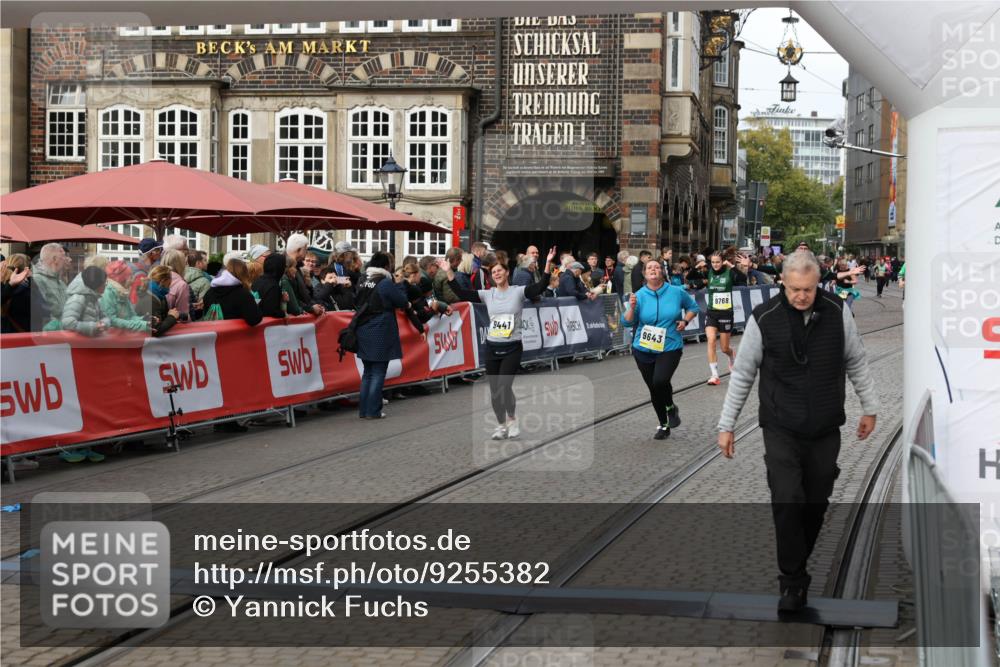 05.10.2025 - 20. swb-Marathon Bremen Yannick Fuchs http://msf.ph/oto/9255382 05.10.2025 11:15:24 Ziel 9441, 9643, 11293 meine-sportfotos.de
