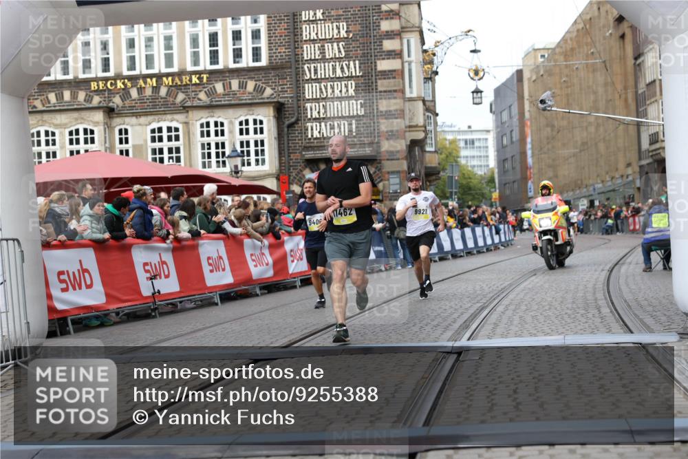 05.10.2025 - 20. swb-Marathon Bremen Yannick Fuchs http://msf.ph/oto/9255388 05.10.2025 10:46:26 Ziel 9351, 9362, 9400, 9921, 11462 meine-sportfotos.de