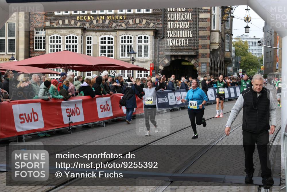 05.10.2025 - 20. swb-Marathon Bremen Yannick Fuchs http://msf.ph/oto/9255392 05.10.2025 11:15:24 Ziel 9441, 9643, 11293 meine-sportfotos.de