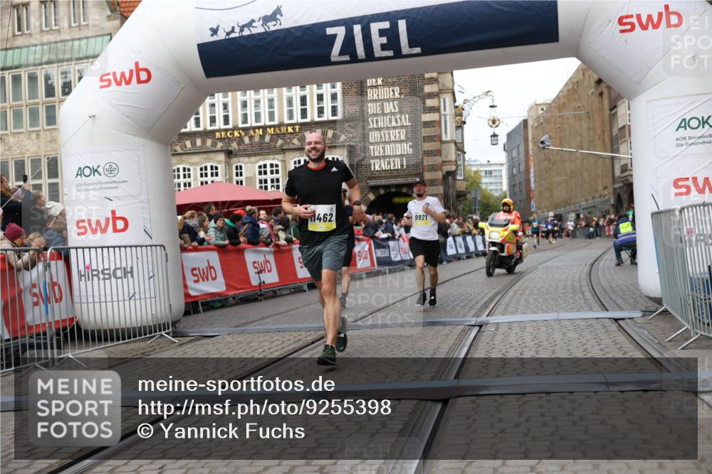 05.10.2025 - 20. swb-Marathon Bremen Yannick Fuchs http://msf.ph/oto/9255398 05.10.2025 10:46:27 Ziel 9351, 9362, 9400, 9921, 11462 meine-sportfotos.de
