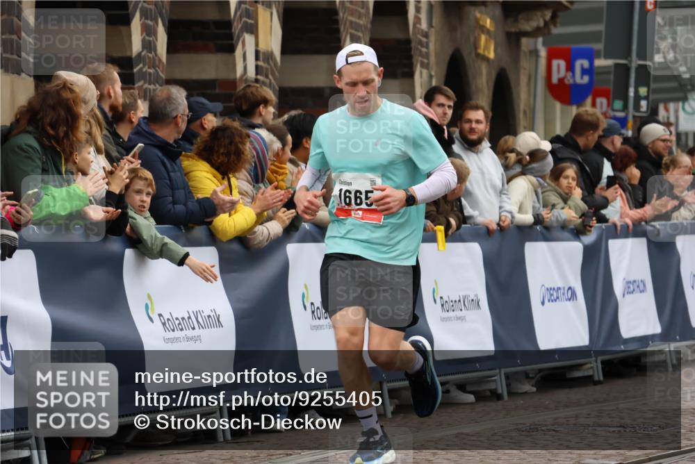 05.10.2025 - 20. swb-Marathon Bremen Strokosch-Dieckow http://msf.ph/oto/9255405 05.10.2025 12:53:32 Ziel 1221, 1665, 2940, 8341 meine-sportfotos.de