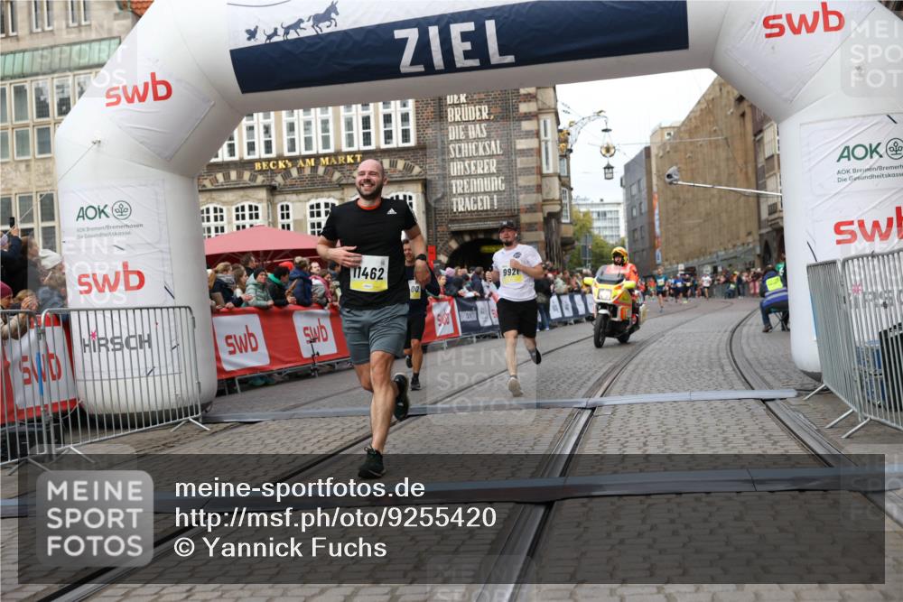 05.10.2025 - 20. swb-Marathon Bremen Yannick Fuchs http://msf.ph/oto/9255420 05.10.2025 10:46:27 Ziel 9351, 9362, 9400, 9921, 11462 meine-sportfotos.de