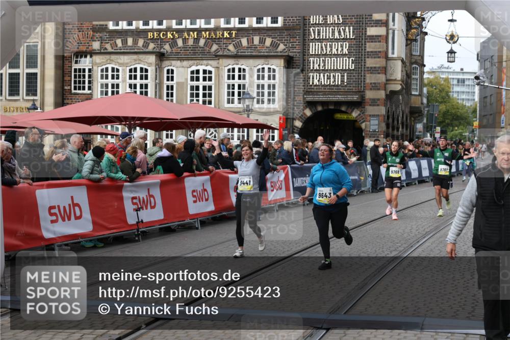 05.10.2025 - 20. swb-Marathon Bremen Yannick Fuchs http://msf.ph/oto/9255423 05.10.2025 11:15:25 Ziel 9441, 9643, 11293 meine-sportfotos.de