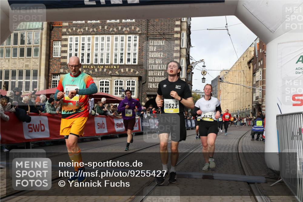 05.10.2025 - 20. swb-Marathon Bremen Yannick Fuchs http://msf.ph/oto/9255427 05.10.2025 10:55:08 Ziel 9427, 9475, 9570, 9791, 10231, 11320, 11363, 11470, 11507, 11523 meine-sportfotos.de