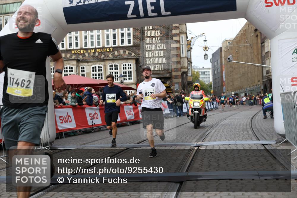 05.10.2025 - 20. swb-Marathon Bremen Yannick Fuchs http://msf.ph/oto/9255430 05.10.2025 10:46:27 Ziel 9351, 9362, 9400, 9921, 11462 meine-sportfotos.de