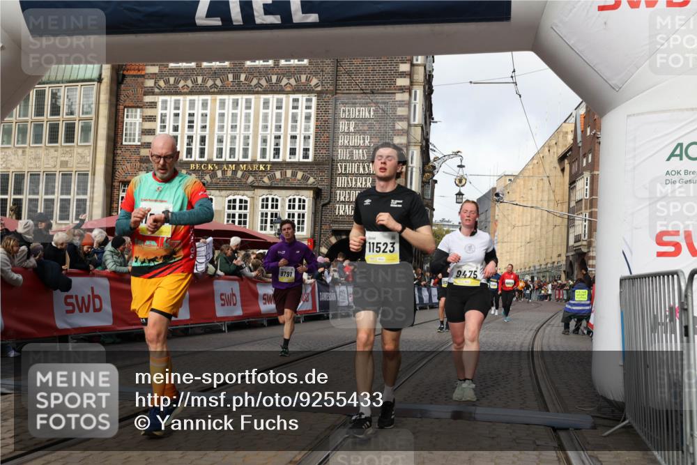 05.10.2025 - 20. swb-Marathon Bremen Yannick Fuchs http://msf.ph/oto/9255433 05.10.2025 10:55:08 Ziel 9427, 9475, 9570, 9791, 10231, 11320, 11363, 11470, 11507, 11523 meine-sportfotos.de