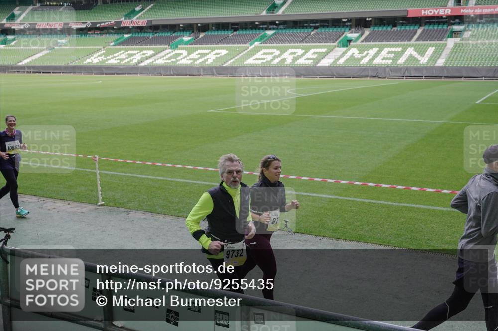 05.10.2025 - 20. swb-Marathon Bremen Michael Burmester http://msf.ph/oto/9255435 05.10.2025 10:43:23 Laufen im Stadion 9185, 9288, 9380, 9476, 9493, 9526, 9561, 9664, 9675, 9726, 9731, 9732, 9734, 9736, 9760, 9784, 9806, 9822, 9823, 9826, 9848, 9861, 9867, 9895, 9911, 9912, 10146, 10183, 10288, 10315, 10316, 10320, 10399, 10433, 10435, 10491, 10512, 10515, 10552, 10596, 10849, 10861, 10962, 10969, 11030, 11073, 11083, 11113, 11157, 11161, 11170, 11215, 11240, 11242, 11285, 11331, 11345, 11404, 11536, 8225, 9212, 9276, 9481, 9945, 9972 meine-sportfotos.de