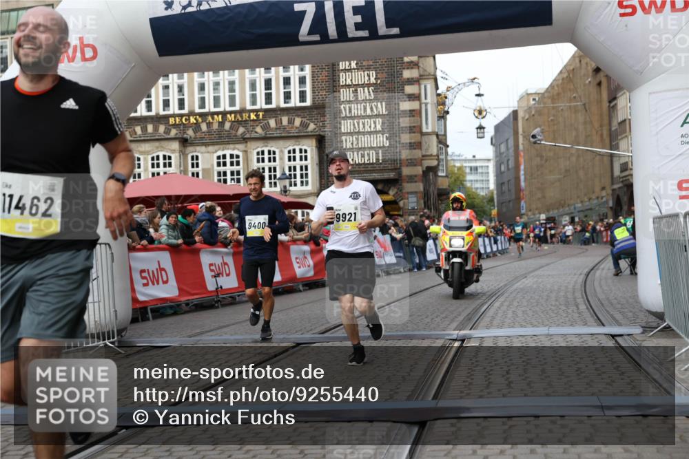05.10.2025 - 20. swb-Marathon Bremen Yannick Fuchs http://msf.ph/oto/9255440 05.10.2025 10:46:27 Ziel 9351, 9362, 9400, 9921, 11462 meine-sportfotos.de