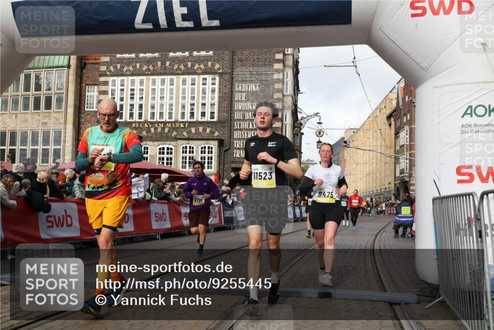 05.10.2025 - 20. swb-Marathon Bremen Yannick Fuchs http://msf.ph/oto/9255445 05.10.2025 10:55:08 Ziel 9427, 9475, 9570, 9791, 10231, 11320, 11363, 11470, 11507, 11523 meine-sportfotos.de
