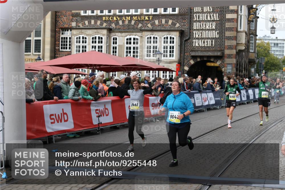 05.10.2025 - 20. swb-Marathon Bremen Yannick Fuchs http://msf.ph/oto/9255448 05.10.2025 11:15:26 Ziel 9441, 9643, 9768, 11293 meine-sportfotos.de