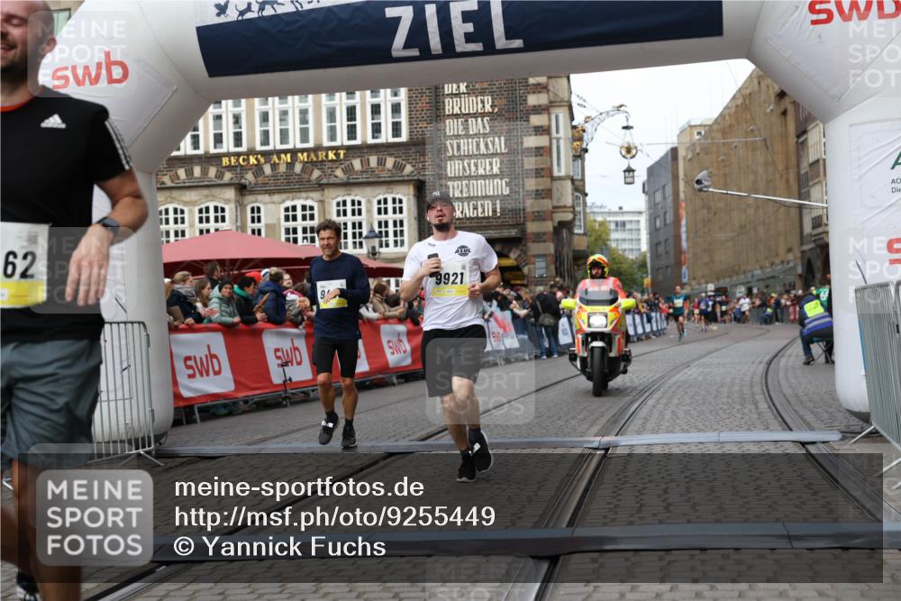 05.10.2025 - 20. swb-Marathon Bremen Yannick Fuchs http://msf.ph/oto/9255449 05.10.2025 10:46:28 Ziel 9351, 9362, 9400, 9921, 11462 meine-sportfotos.de