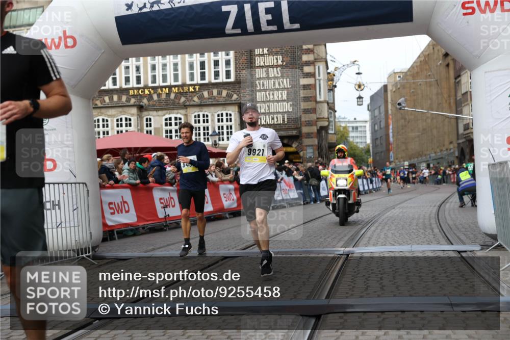 05.10.2025 - 20. swb-Marathon Bremen Yannick Fuchs http://msf.ph/oto/9255458 05.10.2025 10:46:28 Ziel 9351, 9362, 9400, 9921, 11462 meine-sportfotos.de