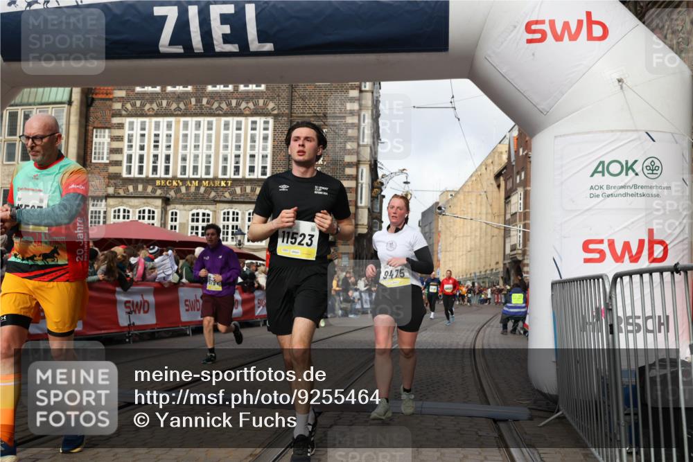 05.10.2025 - 20. swb-Marathon Bremen Yannick Fuchs http://msf.ph/oto/9255464 05.10.2025 10:55:08 Ziel 9427, 9475, 9570, 9791, 10231, 11320, 11363, 11470, 11507, 11523 meine-sportfotos.de