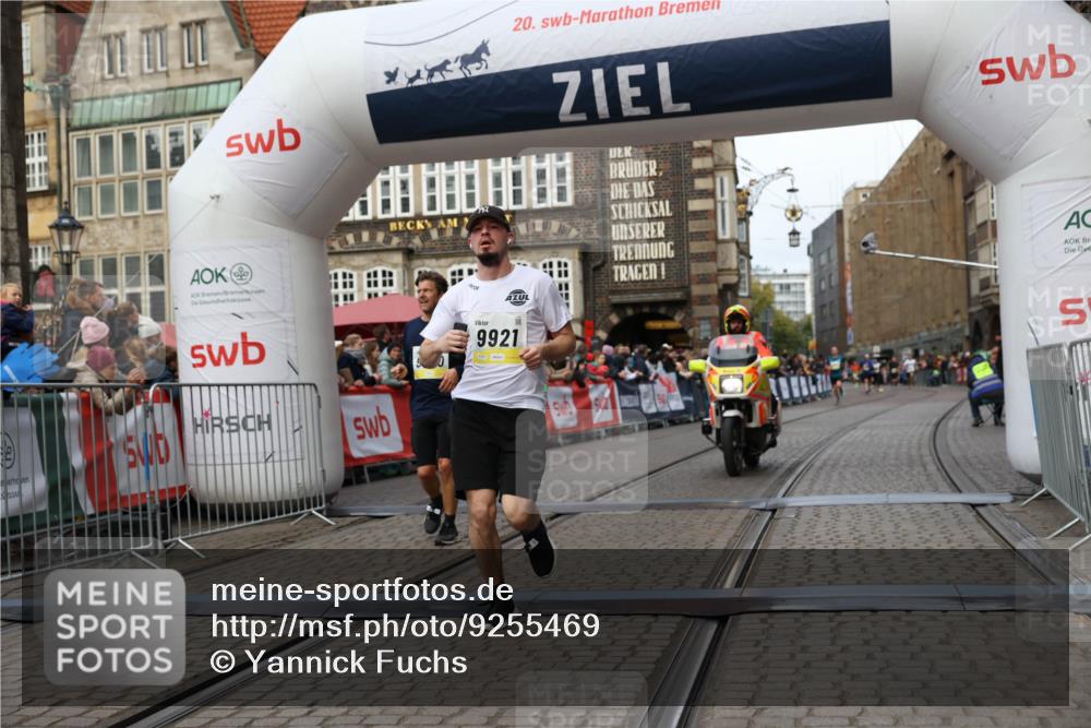 05.10.2025 - 20. swb-Marathon Bremen Yannick Fuchs http://msf.ph/oto/9255469 05.10.2025 10:46:28 Ziel 9351, 9362, 9400, 9921, 11462 meine-sportfotos.de