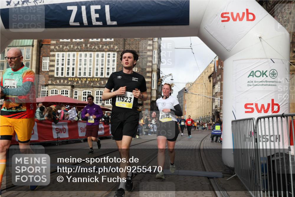 05.10.2025 - 20. swb-Marathon Bremen Yannick Fuchs http://msf.ph/oto/9255470 05.10.2025 10:55:08 Ziel 9427, 9475, 9570, 9791, 10231, 11320, 11363, 11470, 11507, 11523 meine-sportfotos.de