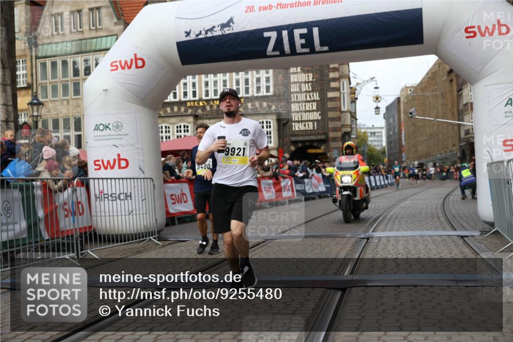 05.10.2025 - 20. swb-Marathon Bremen Yannick Fuchs http://msf.ph/oto/9255480 05.10.2025 10:46:28 Ziel 9351, 9362, 9400, 9921, 11462 meine-sportfotos.de