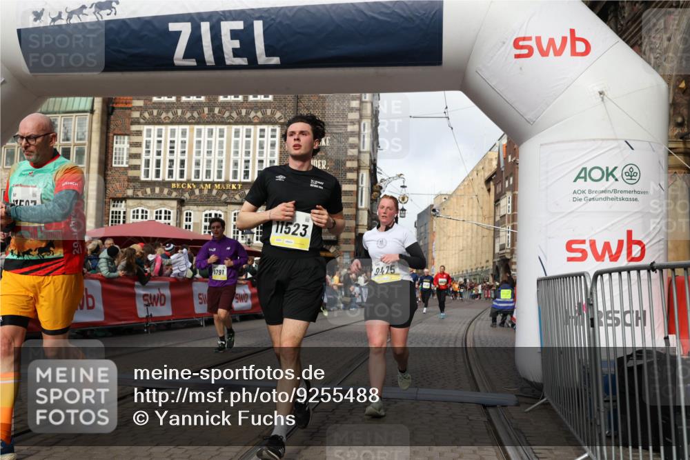 05.10.2025 - 20. swb-Marathon Bremen Yannick Fuchs http://msf.ph/oto/9255488 05.10.2025 10:55:08 Ziel 9427, 9475, 9570, 9791, 10231, 11320, 11363, 11470, 11507, 11523 meine-sportfotos.de
