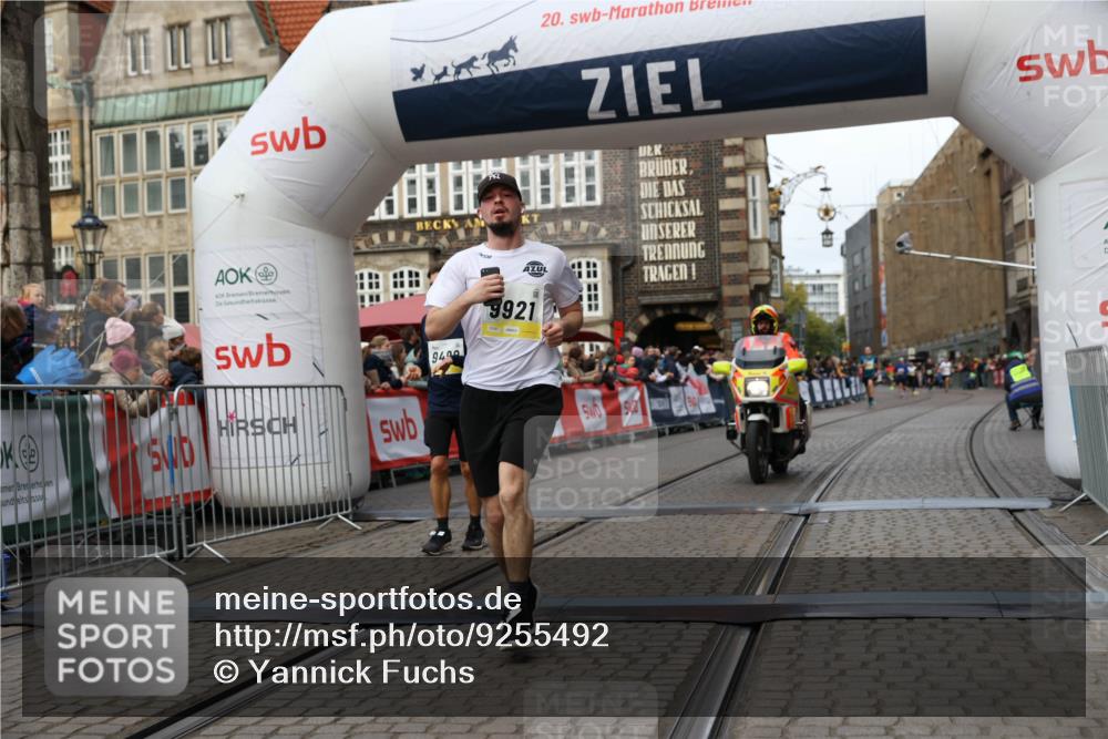 05.10.2025 - 20. swb-Marathon Bremen Yannick Fuchs http://msf.ph/oto/9255492 05.10.2025 10:46:28 Ziel 9351, 9362, 9400, 9921, 11462 meine-sportfotos.de