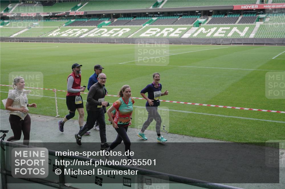 05.10.2025 - 20. swb-Marathon Bremen Michael Burmester http://msf.ph/oto/9255501 05.10.2025 10:43:26 Laufen im Stadion 9185, 9273, 9288, 9380, 9476, 9493, 9526, 9561, 9664, 9675, 9726, 9731, 9732, 9734, 9736, 9760, 9784, 9806, 9819, 9822, 9823, 9826, 9848, 9861, 9867, 9895, 9911, 9912, 9984, 10146, 10183, 10288, 10315, 10316, 10320, 10399, 10433, 10435, 10491, 10512, 10515, 10552, 10596, 10831, 10849, 10861, 10962, 10969, 11030, 11073, 11083, 11113, 11157, 11161, 11215, 11240, 11242, 11285, 11331, 11345, 11404, 11536, 8225, 9212, 9276, 9481, 9945 meine-sportfotos.de