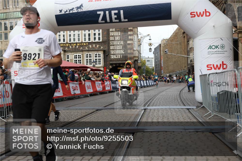 05.10.2025 - 20. swb-Marathon Bremen Yannick Fuchs http://msf.ph/oto/9255503 05.10.2025 10:46:29 Ziel 9351, 9362, 9400, 9921, 11462 meine-sportfotos.de