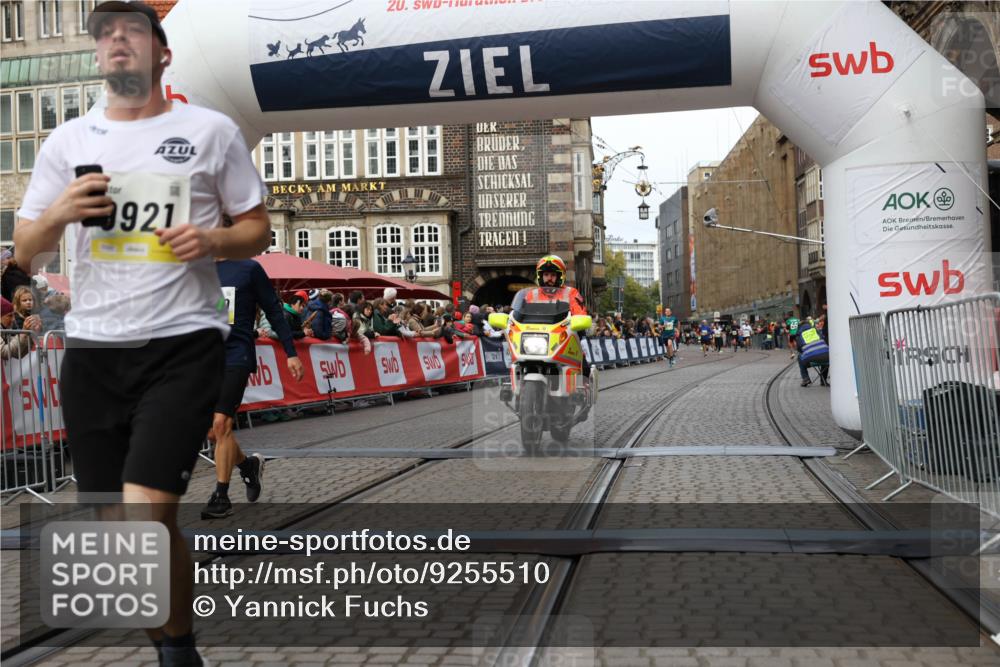 05.10.2025 - 20. swb-Marathon Bremen Yannick Fuchs http://msf.ph/oto/9255510 05.10.2025 10:46:29 Ziel 9351, 9362, 9400, 9921, 11462 meine-sportfotos.de