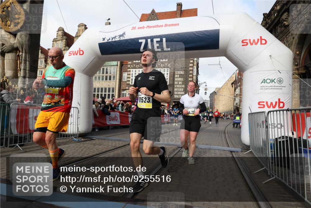 05.10.2025 - 20. swb-Marathon Bremen Yannick Fuchs http://msf.ph/oto/9255516 05.10.2025 10:55:09 Ziel 9427, 9475, 9570, 9791, 10014, 10231, 11320, 11363, 11470, 11507, 11523 meine-sportfotos.de