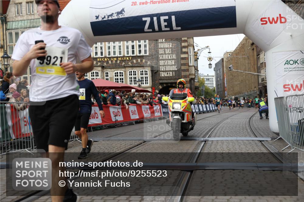 05.10.2025 - 20. swb-Marathon Bremen Yannick Fuchs http://msf.ph/oto/9255523 05.10.2025 10:46:29 Ziel 9351, 9362, 9400, 9921, 11462 meine-sportfotos.de