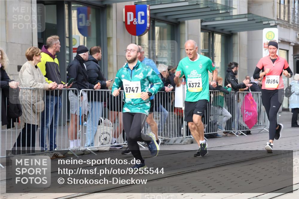 05.10.2025 - 20. swb-Marathon Bremen Strokosch-Dieckow http://msf.ph/oto/9255544 05.10.2025 10:57:21 Ziel 9000, 9215, 9309, 9372, 9585, 9625, 9747, 9904, 9914, 9943, 9962, 9979, 10139, 10219, 10225, 10250, 10329, 10341, 10555, 10651, 10694, 10739, 10754, 10834, 10890, 10975, 11023, 11352, 11360, 11457, 11520, 11521, 11564, 11575, 11583, 11731, 11744, 9000, 9215, 9309, 9372, 9585, 9625, 9747, 9904, 9914, 9943, 9962, 9979, 10139, 10219, 10225, 10250, 10329, 10341, 10555, 10651, 10694, 10739, 10754, 10834, 10890, 10975, 11023 meine-sportfotos.de