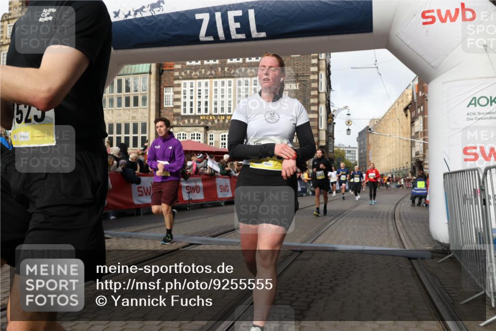 05.10.2025 - 20. swb-Marathon Bremen Yannick Fuchs http://msf.ph/oto/9255555 05.10.2025 10:55:09 Ziel 9427, 9475, 9570, 9791, 10014, 10231, 11320, 11363, 11470, 11507, 11523 meine-sportfotos.de