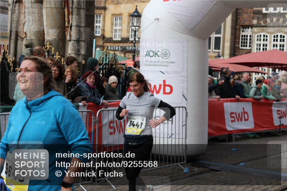 05.10.2025 - 20. swb-Marathon Bremen Yannick Fuchs http://msf.ph/oto/9255568 05.10.2025 11:15:29 Ziel 9441, 9643, 9767, 9768, 9959 meine-sportfotos.de