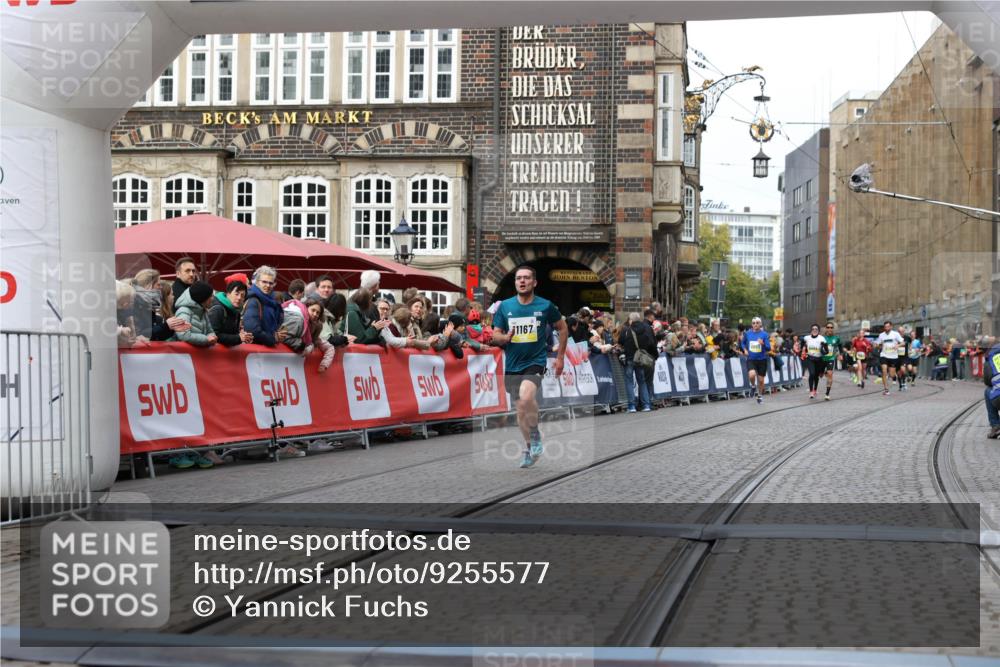 05.10.2025 - 20. swb-Marathon Bremen Yannick Fuchs http://msf.ph/oto/9255577 05.10.2025 10:46:34 Ziel 9400, 9921, 11167 meine-sportfotos.de