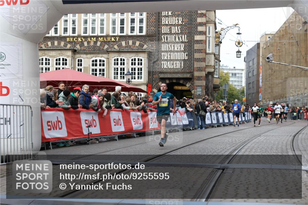 05.10.2025 - 20. swb-Marathon Bremen Yannick Fuchs http://msf.ph/oto/9255595 05.10.2025 10:46:34 Ziel 9400, 9921, 11167 meine-sportfotos.de