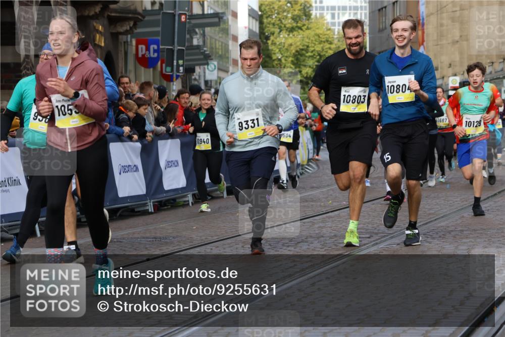 05.10.2025 - 20. swb-Marathon Bremen Strokosch-Dieckow http://msf.ph/oto/9255631 05.10.2025 11:02:45 Ziel 9331, 9360, 9516, 9841, 10129, 10207, 10510, 10530, 10734, 10803, 10804, 10940, 11024, 11087, 11193, 11576 meine-sportfotos.de