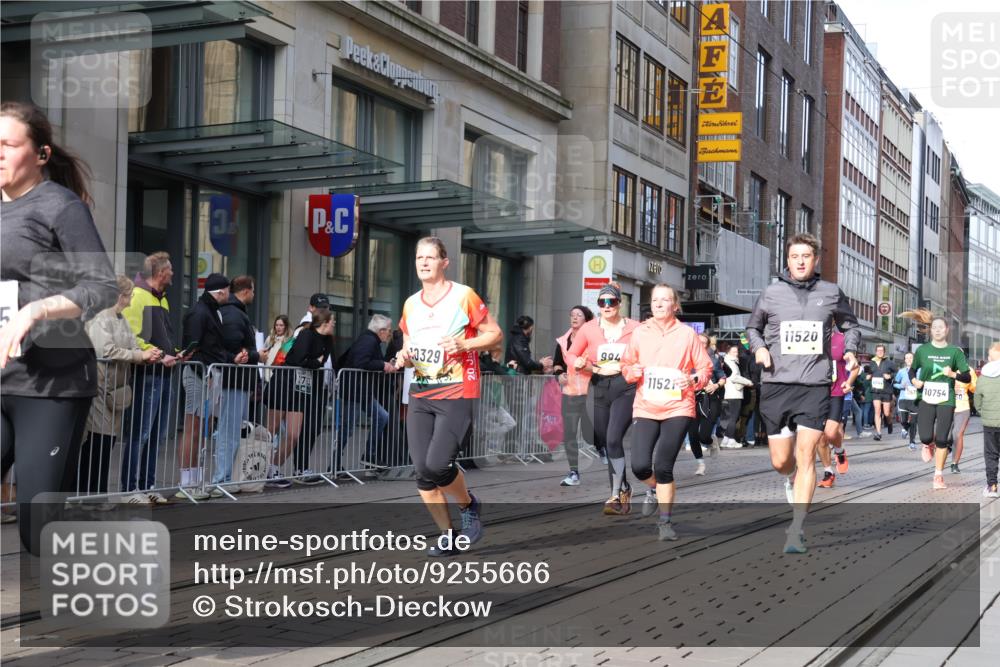 05.10.2025 - 20. swb-Marathon Bremen Strokosch-Dieckow http://msf.ph/oto/9255666 05.10.2025 10:57:24 Ziel 9221, 9309, 9372, 9568, 9585, 9625, 9719, 9747, 9904, 9914, 9943, 9962, 9979, 10139, 10219, 10225, 10250, 10329, 10341, 10555, 10651, 10694, 10703, 10739, 10754, 10834, 10890, 10975, 11023, 11116, 11301, 11352, 11360, 11457, 11469, 11520, 11521, 11564, 11575, 11583, 11731, 11744, 9221, 9309, 9372, 9568, 9585, 9625, 9719, 9747, 9904, 9914, 9943, 9962, 9979, 10139, 10219, 10225, 10250, 10329, 10341, 10555, 10651, 10694, 10703, 10739, 10754, 10834, 10890, 10975, 11023 meine-sportfotos.de