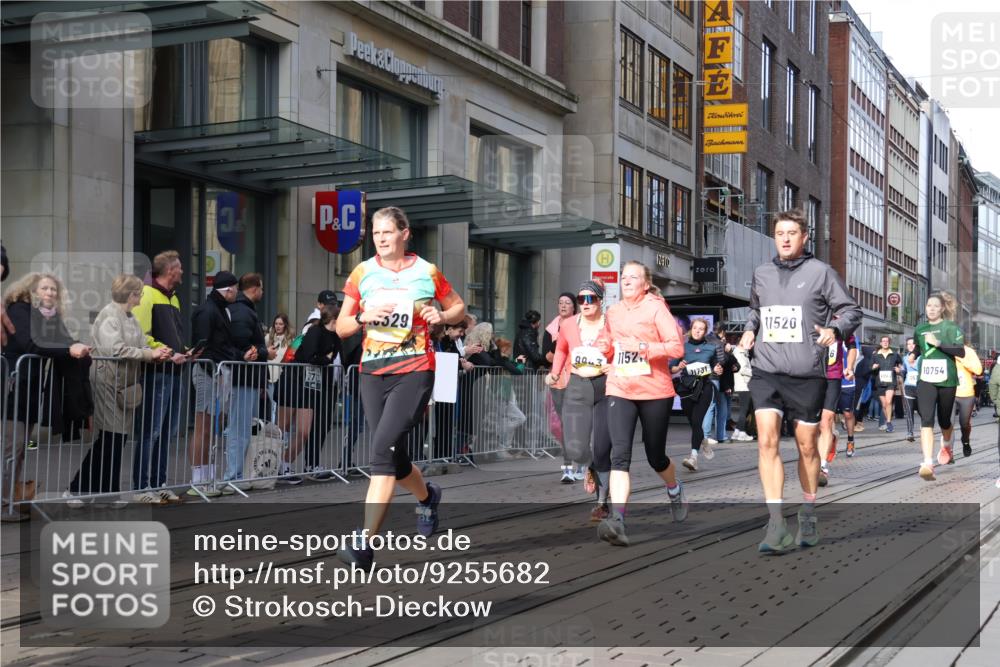 05.10.2025 - 20. swb-Marathon Bremen Strokosch-Dieckow http://msf.ph/oto/9255682 05.10.2025 10:57:24 Ziel 9221, 9309, 9372, 9568, 9585, 9625, 9719, 9747, 9904, 9914, 9943, 9962, 9979, 10139, 10219, 10225, 10250, 10329, 10341, 10555, 10651, 10694, 10703, 10739, 10754, 10834, 10890, 10975, 11023, 11116, 11301, 11352, 11360, 11457, 11469, 11520, 11521, 11564, 11575, 11583, 11731, 11744, 9221, 9309, 9372, 9568, 9585, 9625, 9719, 9747, 9904, 9914, 9943, 9962, 9979, 10139, 10219, 10225, 10250, 10329, 10341, 10555, 10651, 10694, 10703, 10739, 10754, 10834, 10890, 10975, 11023 meine-sportfotos.de