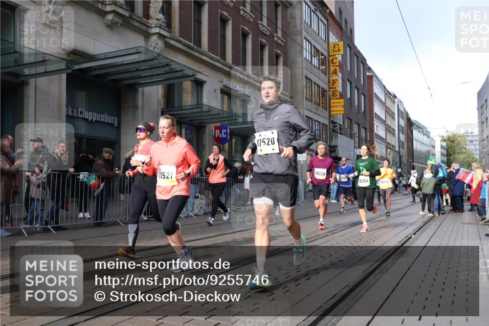 05.10.2025 - 20. swb-Marathon Bremen Strokosch-Dieckow http://msf.ph/oto/9255746 05.10.2025 10:57:26 Ziel 9221, 9309, 9372, 9568, 9585, 9719, 9747, 9943, 9979, 10219, 10225, 10250, 10329, 10341, 10555, 10577, 10651, 10694, 10703, 10739, 10754, 10834, 10890, 10975, 11023, 11116, 11301, 11352, 11360, 11457, 11469, 11520, 11521, 11564, 11575, 11583, 11663, 11731, 11744, 9221, 9309, 9372, 9568, 9585, 9719, 9747, 9943, 9979, 10219, 10225, 10250, 10329, 10341, 10555, 10577, 10651, 10694, 10703, 10739, 10754, 10834, 10890, 10975, 11023, 11663 meine-sportfotos.de