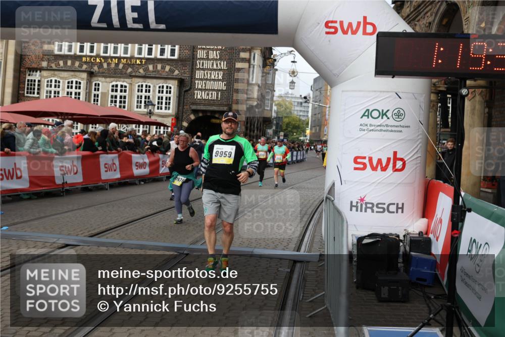 05.10.2025 - 20. swb-Marathon Bremen Yannick Fuchs http://msf.ph/oto/9255755 05.10.2025 11:15:34 Ziel 8844, 9441, 9767, 9768, 9959, 10976 meine-sportfotos.de